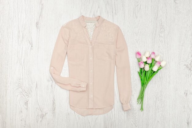 Beige blouse en tulpenboeket