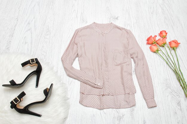 Beige blouse, schoenen en oranje van rozen. Modieus concept