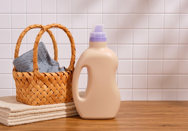 ベージュ色の洗剤のボトルときれいなタオル テキストのスペースをコピーする