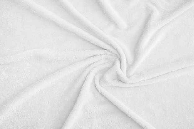 Бежевый нежный мягкий фон из плюшевой ткани Белое полотенце Текстура ткани
