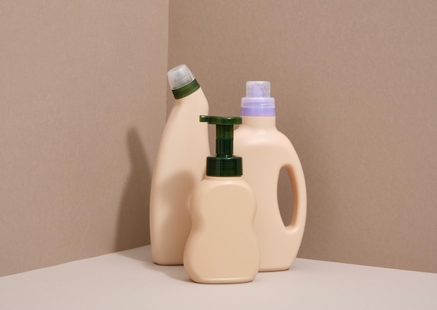 さまざまな洗剤を入れたベージュ色のディスペンサー 家庭用ルーチン