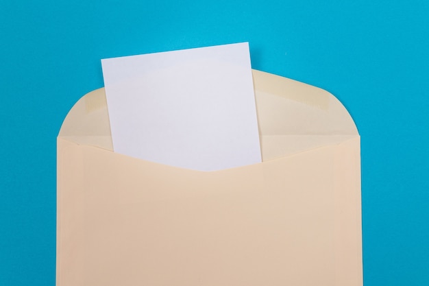 Beige envelop met blanco wit vel papier erin