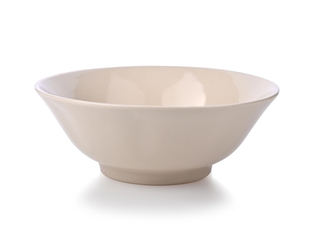 Beige keramische kom of ramekin geïsoleerd op een witte achtergrond