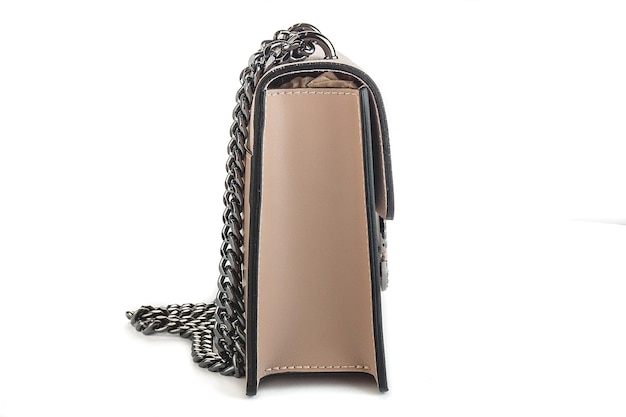 흰색 배경에 고립 된 베이지 색 가죽 가방 미니멀 한 지갑 핸드백