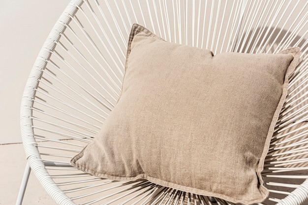 Cuscino stampato beige su una sedia dal design d'interni minimal