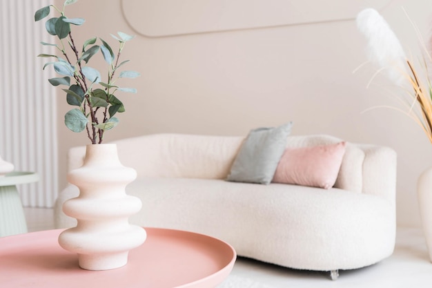 Foto divano beige contro il muro bianco, spazio vuoto per la copia nell'interno del soggiorno semplice e moderno
