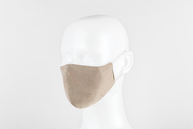 Beige stoffen gezichtsmasker op een dummy hoofd