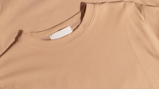 Beige t-shirt met blanco label Ecologie concept Mockup