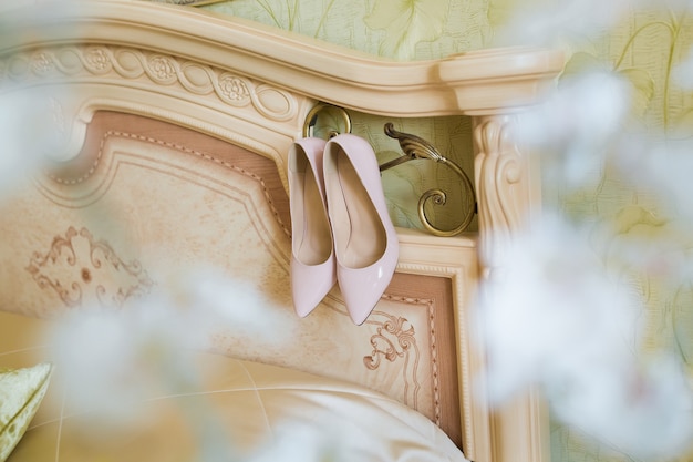 Photo beige wedding shoes on the gatherings of the bride