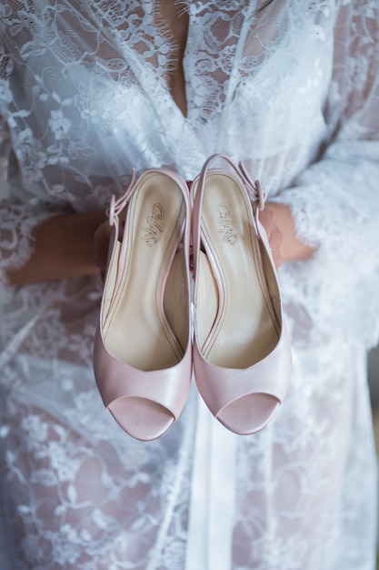 Photo beige wedding shoes on the gatherings of the bride