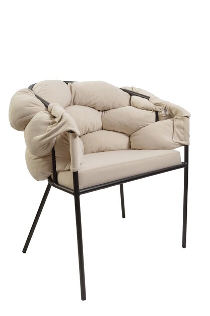 Beige zachte fauteuil op zwarte benen geïsoleerd op een witte