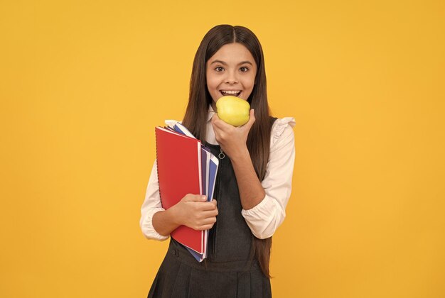 新しい知識に飢えている幸せな学童はリンゴを食べる食品教育栄養教育学校のおやつ学校に戻る知識の日