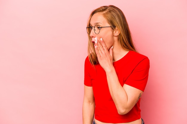 彼女が見た何かのためにショックを受けている