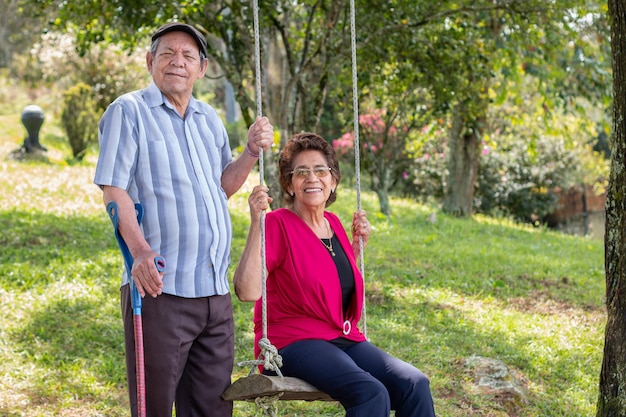 Bejaard echtpaar in hun gouden jaren genietend van een vreugdevol moment in de natuur