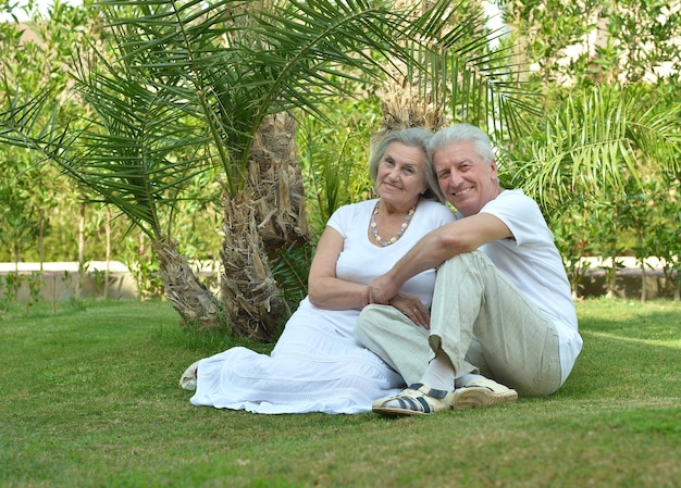 Bejaard echtpaar poseren op gras in resort