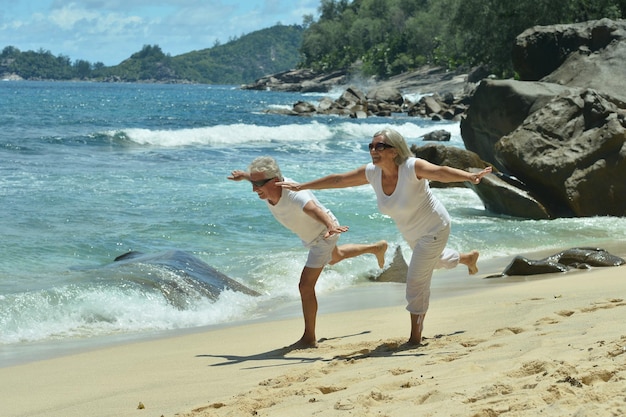 Bejaard paar op tropisch strand