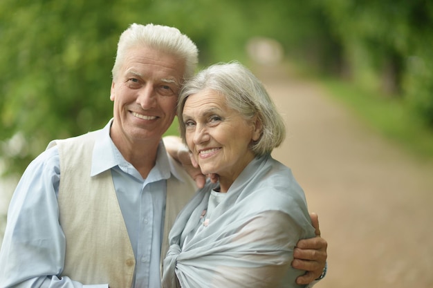 Bejaard stel op een zomerse wandeling