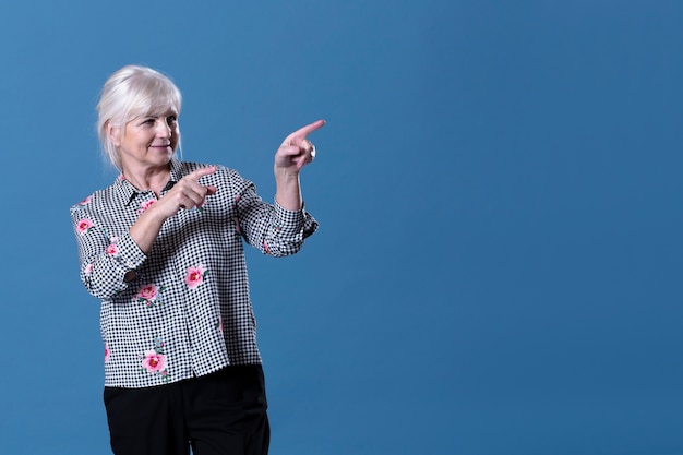 Foto bejaarde die aan haar linkerzijde richt