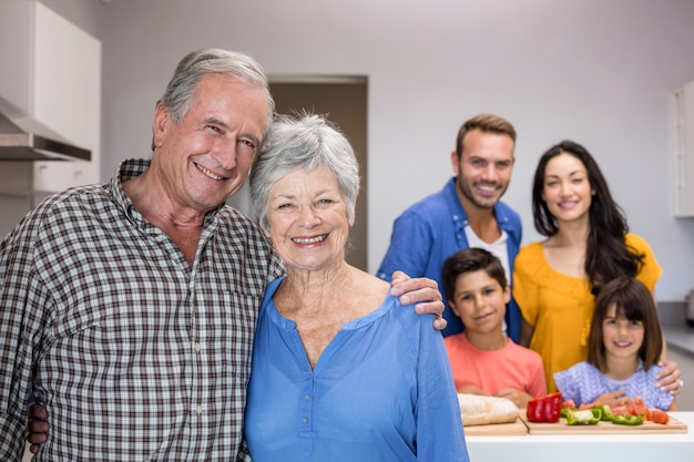 Bejaarde en vrouw die zich in keuken bevinden