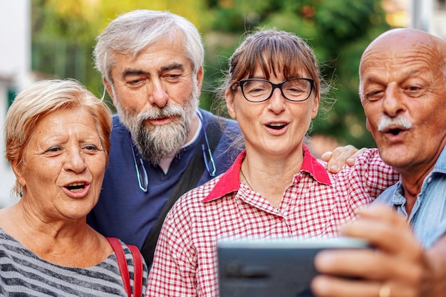 Bejaarde paren selfie met smartphone