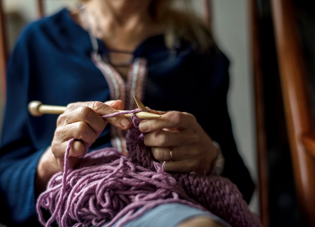 Bejaarde vrouw hobby breien handwerk