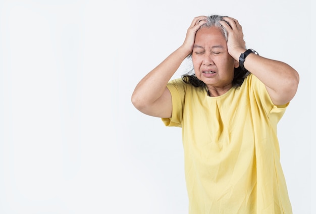 Foto bejaarde vrouw poseren met pijnlijk gevoel op haar hoofd