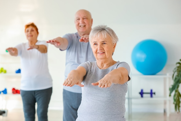 Bejaarde vrouw trainen in de sportschool