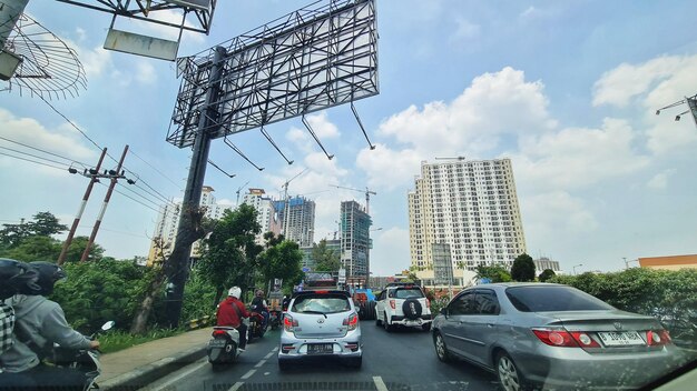 Photo bekasi indonesia on july 20 2023 vehicles in the form of motorbikes and cars are crossing jalan ahmad yani bekasi