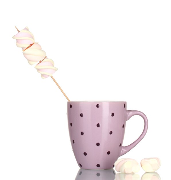 Beker en marshmallows geïsoleerd op wit