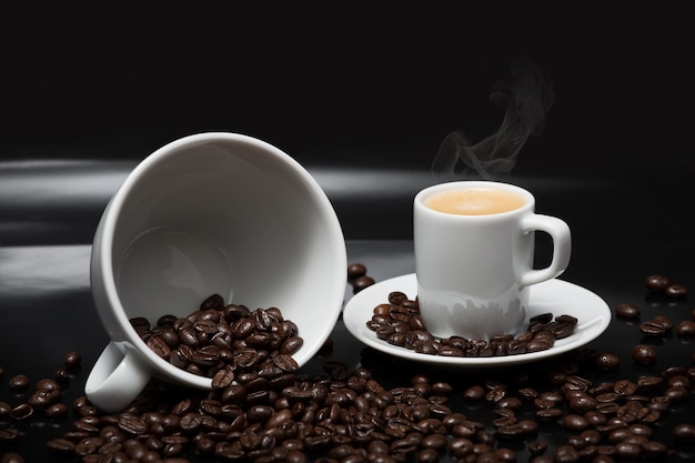 Beker met geroosterde koffiebonen op tafel