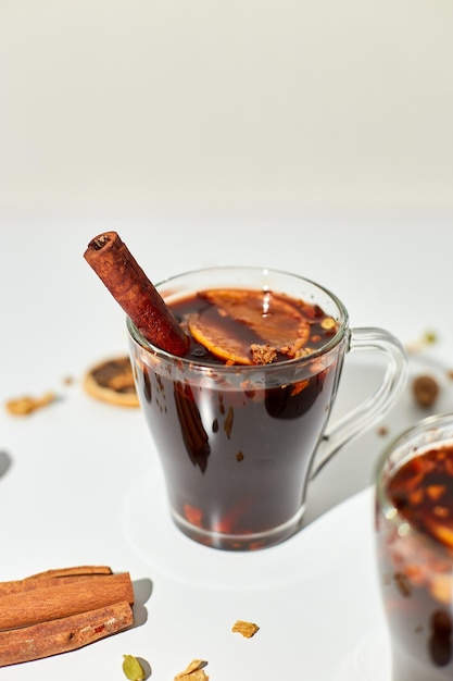 Beker met kerst glühwein met kruiden en sinaasappelen