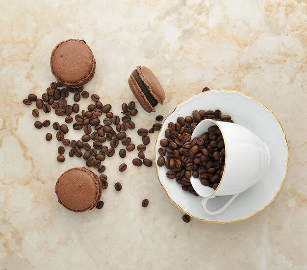 Beker met koffiebonen en chocolade macarons