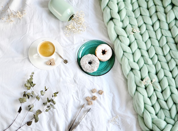 Beker met ochtend cappuccino donuts groene pastel gigantische plaid slaapkamer