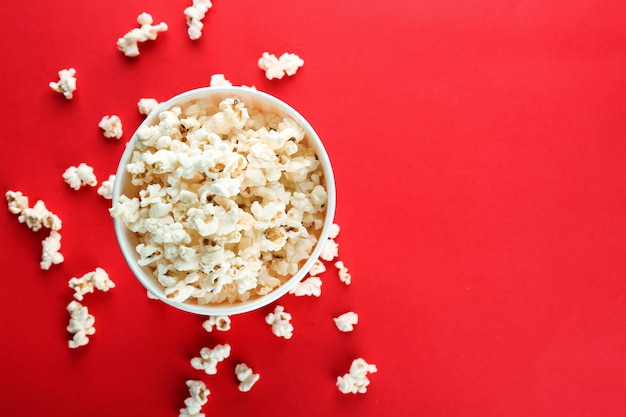 Beker met popcorn op kleur achtergrond