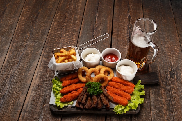 Beker set van bier en snacks