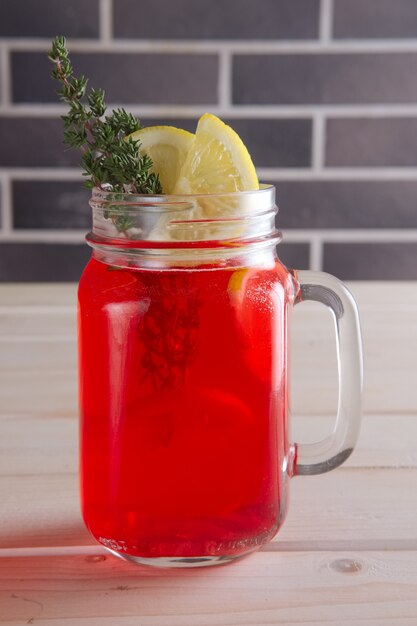 Beker van cranberry sap met citrus en rozemarijn