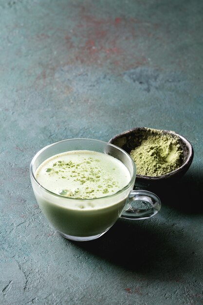 Beker van matcha latte