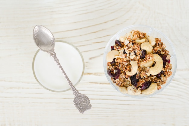 Beker van yoghurt met muesli. Gezond ontbijt.