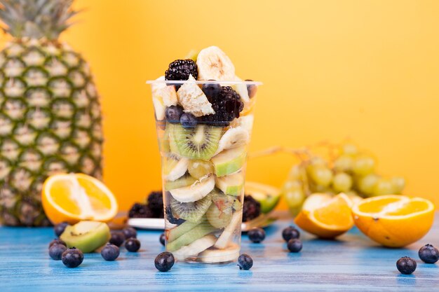 Beker vol lekker fruit over een houten tafel. Zomer heerlijke woestijn