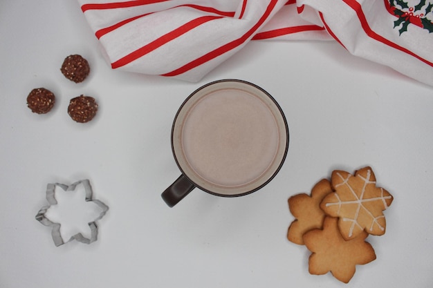 Foto beker warme chocolade in een kerstscène sneeuwvlokkenvormige koekjes chocolade en een keukentoilet