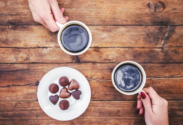 Bekers met een koffie in de handen van mannen en vrouwen. selectieve aandacht.