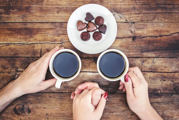 Bekers met een koffie in de handen van mannen en vrouwen. Selectieve aandacht.