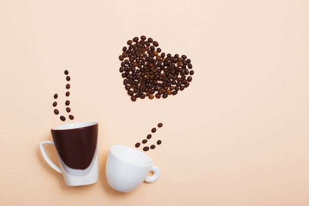 Bekers met koffiebonen in de vorm van een hart