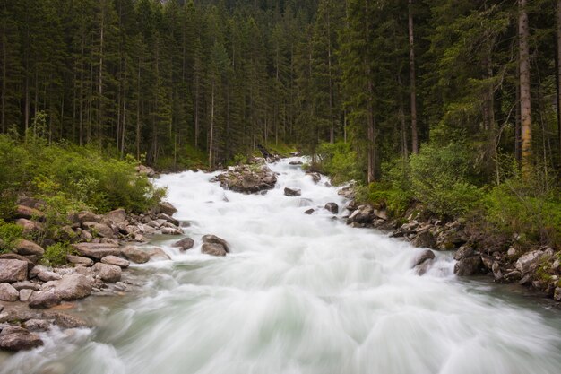 Bekijk Alpine inspirerende Krimml waterval in de bergen in zomerdag. Trekking in Nationaal park Hohe Tauern, Oostenrijk