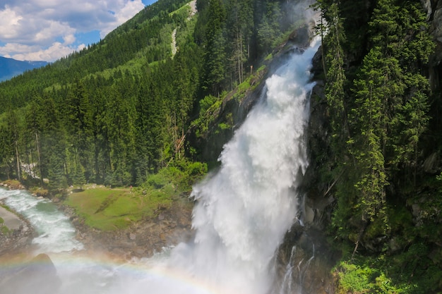 Bekijk Alpine inspirerende Krimml waterval in de bergen in zomerdag. Trekking in Nationaal park Hohe Tauern, Oostenrijk