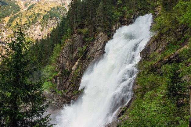 Bekijk Alpine inspirerende Krimml waterval in de bergen in zomerdag. Trekking in Nationaal park Hohe Tauern, Oostenrijk