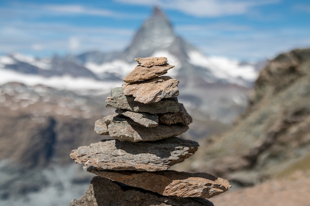 Bekijk balansstenen, ver weg Matterhorn berg, scènes in nationaal park Zermatt, Zwitserland, Europa. Zomerlandschap, zonnig weer, dramatische blauwe lucht en zonnige dag