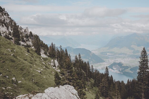 Bekijk bergen scène vanaf top Pilatus Kulm in nationaal park Luzern, Zwitserland, Europa. Zomerlandschap, zonneschijn, dramatische lucht en zonnige dag