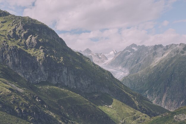 Bekijk close-up bergen scène, route grote Aletsch gletsjer in nationaal park Zwitserland, Europa. Zomerlandschap, zonneschijn, blauwe lucht en zonnige dag