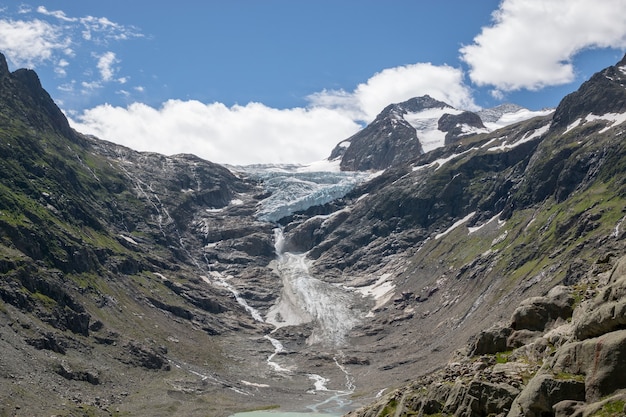 Bekijk close-up meerscènes in bergen, nationaal park Zwitserland, Europa. Zomerlandschap, zonnig weer, dramatische blauwe lucht en zonnige dag